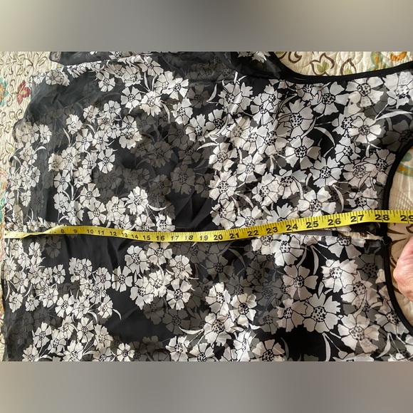 Beautiful Vince Camuto cold shoulder blouse with shell underneath - Picture 8 of 9